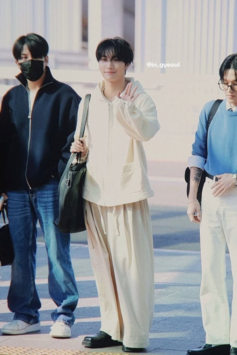 omega sh making his first public appearance since announcing his pregnancy. all the headlines can talk about after is how much he’s glowing and how happy and cute he looks.