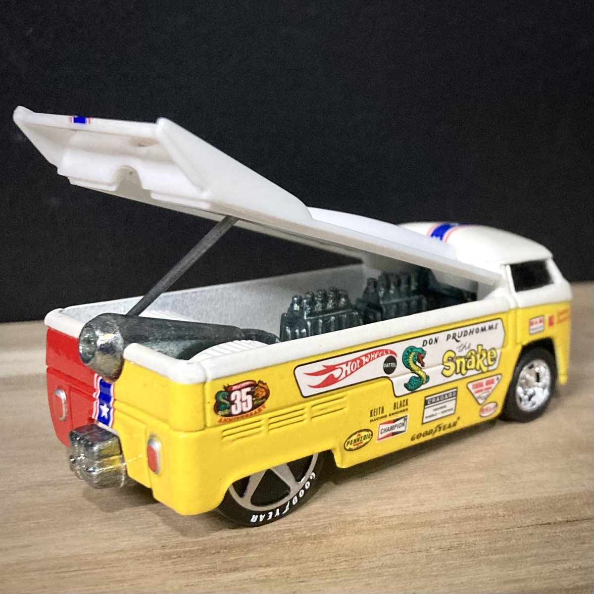 TWINMILL17's tweet image. VW Drag Truck
2005 Snake vs Mongoose 35th Anniv.

スネマン50/50グラフィックのドラトラ🤣

最初、マングース側を撮ったが、やっぱりスネーク側もいるよねーって、イレギュラーな投稿🙄

右向き左向きのパッケージバリはあるけど、ルースにすれば即解決👍

#hotwheels #ホットウィール #VWBUS