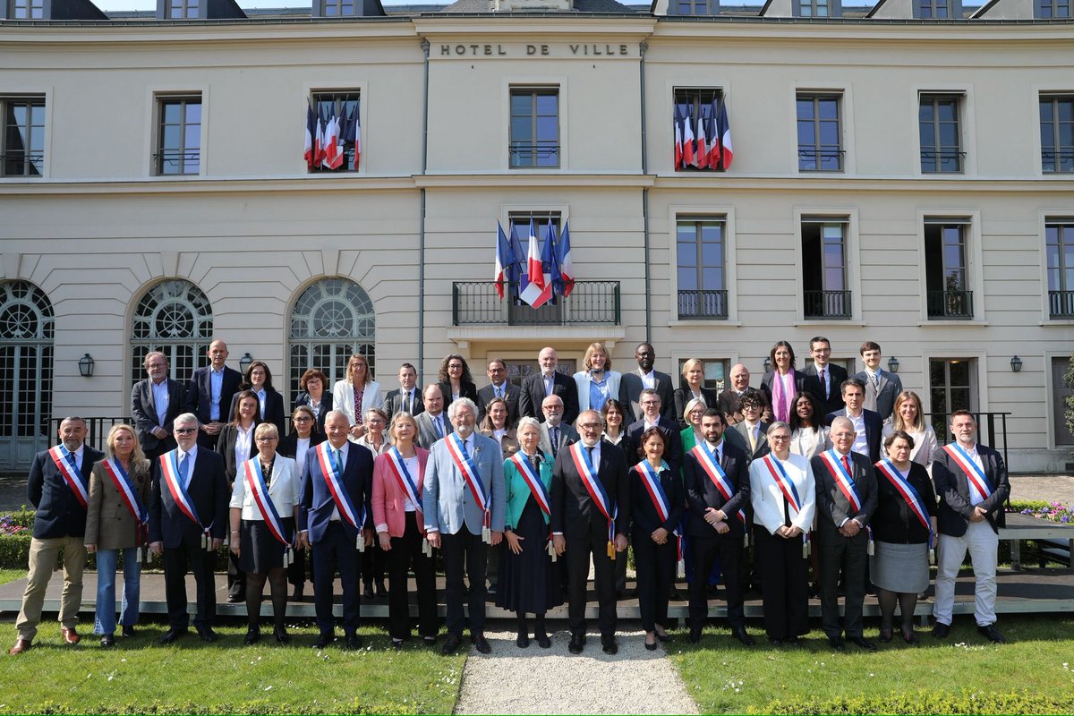 Arnaud_Pericard's tweet photo. Conseil municipal d’installation à @StGermainLaye. Merci aux Saint-Germanois pour leur confiance renouvelée. 

Une équipe expérimentée et engagée, au service de tous ! https://t.co/Fwh4mCiF6m
