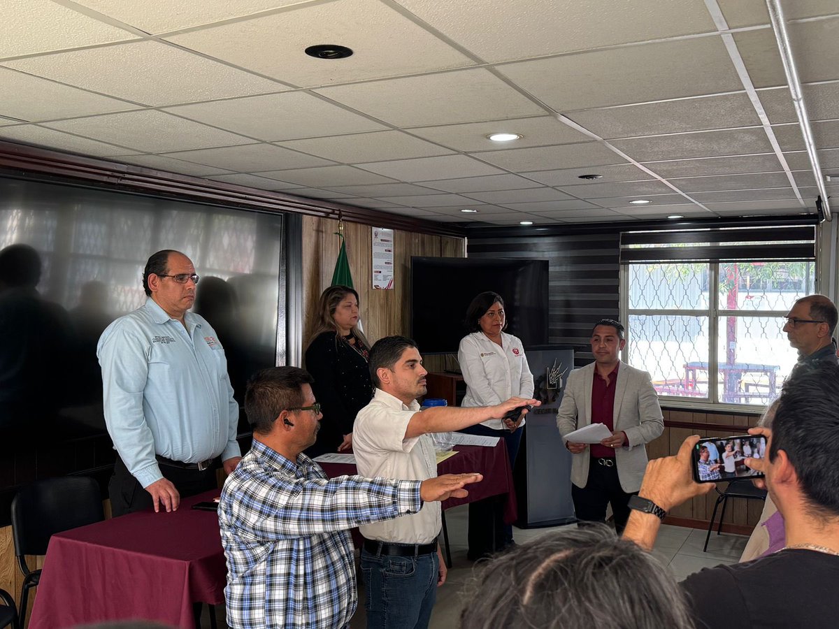 SNTE21's tweet photo. #TodosSomosUno🙋‍♂️
#UnoSomosTodos🙋‍♀️

Siguiendo con las asambleas de renovación y constitución de las delegaciones sindicales y centros de trabajo que conforman la Sección 21, se llevó a cabo la elección de las dirigencias de la delegación #DIV10 del nivel de jubilados y https://t.co/VZ7Zs87q1C