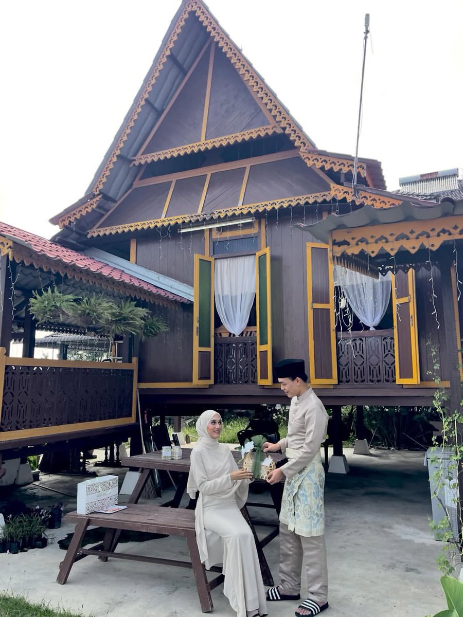 kongsiviralje's tweet photo. (1/6) Ni la waktu paling sesuai nak Flex harta yang bukan milik netizen. Ini adalah flex rumah kampung mak/nenek/tok sedara belah jiran (random netizen). 

RUMAH KAMPUNG ya, bukan rumah Megah holding Sdn berhad.

Kredit : kepada pemilik gambar https://t.co/hraUIevhcx