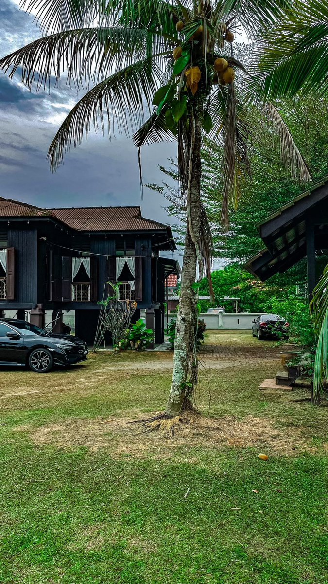 kongsiviralje's tweet photo. (1/6) Ni la waktu paling sesuai nak Flex harta yang bukan milik netizen. Ini adalah flex rumah kampung mak/nenek/tok sedara belah jiran (random netizen). 

RUMAH KAMPUNG ya, bukan rumah Megah holding Sdn berhad.

Kredit : kepada pemilik gambar https://t.co/hraUIevhcx