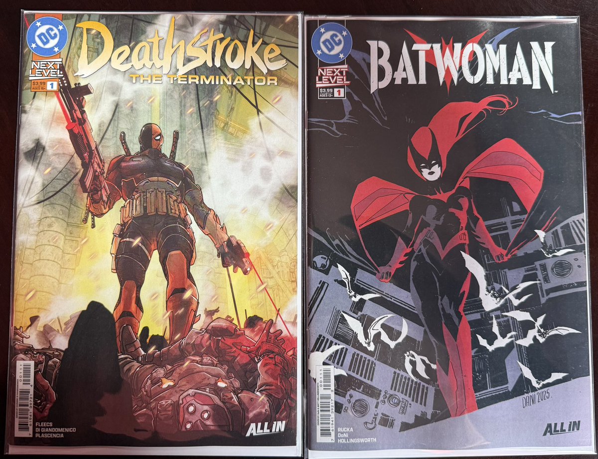 Gm collectors! 🤩☕️ Added #AbsoluteBatman 12 cover D, glow in the dark variant! Been catching up mostly with #DC #KO/#Absolute and other variant covers of that run. But also jumping right into #NextLevel #comicbook #Deathstroke #Batwoman
