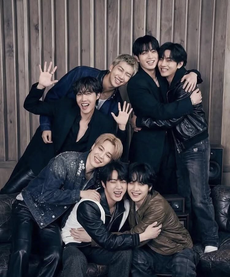 광화문 공연을 함께해주신 모든 분께 감사 인사 드립니다.

안녕하세요, 방탄소년단입니다.

4년이라는 긴 기다림 끝에, 저희 일곱 멤버가 다시 모여 광화문이라는 뜻깊은 공간에서 여러분을 마주했습니다. 저희의 복귀 무대가 무사히 완성될 수 있도록 아낌없는 배려와 응원을 보내주신 모든 분께