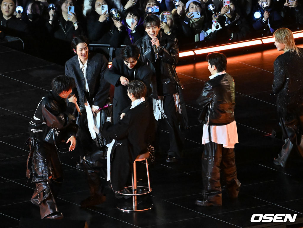 RM91227's tweet photo. 남준이 주변에 멤버들 모인거 귀여움 ㅋㅋㅋㅋㅋ https://t.co/MMo1xxqi0K