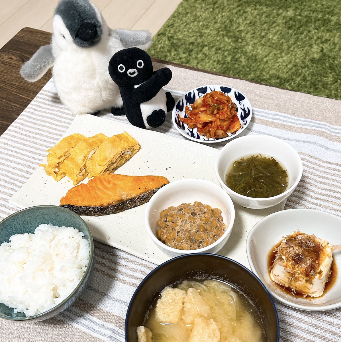 🐧🍚🐧
お姉ペン、あるじ生まれて初めて卵焼きに挑戦したらしいんだけど、スッカスカの味無しで大失敗したらしいんだよー
ペンちゃん、卵焼きは奥が深いんだよ。))📢🐧
手作りお味噌汁はだいぶ上手くなったぞ😊