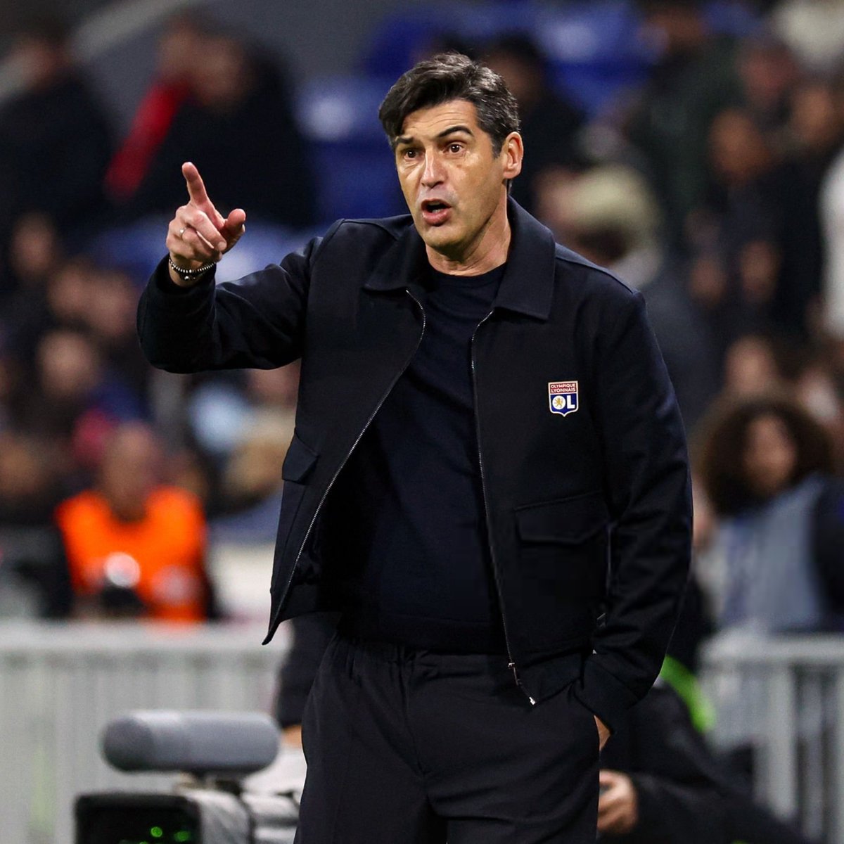 ActuL1_'s tweet photo. 🗣️ 𝗣𝗔𝗨𝗟𝗢 𝗙𝗢𝗡𝗦𝗘𝗖𝗔 🇵🇹 𝗥𝗘́𝗖𝗟𝗔𝗠𝗘 𝗨𝗡𝗘 𝗣𝗥𝗜𝗦𝗘 𝗗𝗘 𝗥𝗘𝗦𝗣𝗢𝗡𝗦𝗔𝗕𝗜𝗟𝗜𝗧𝗘́𝗦 𝗔̀ 𝗟'𝗢𝗟 ! 🫡❤️💙

« J'ai dit aux joueurs que c'est toujours difficile de lâcher une compétition dans laquelle nous pensions aller loin. Mais c'est le foot, 𝗻𝗼𝘂𝘀 𝗻'𝗮𝘃𝗼𝗻𝘀 𝗽𝗮𝘀 𝗹𝗲 𝘁𝗲𝗺𝗽𝘀 𝗱𝗲 𝗳𝗮𝗶𝗿𝗲 𝗱𝗲𝘀 𝗱𝗿𝗮𝗺𝗮𝘀. Il faut réagir. 𝗡𝗼𝘂𝘀 𝗻𝗲 𝗰𝗵𝗲𝗿𝗰𝗵𝗼𝗻𝘀 𝗽𝗮𝘀 𝗱'𝗲𝘅𝗰𝘂𝘀𝗲𝘀.

La situation est positive en championnat, 𝗽𝗲𝗿𝘀𝗼𝗻𝗻𝗲 𝗻'𝗮𝘂𝗿𝗮𝗶𝘁 𝗽𝘂 𝗹'𝗶𝗺𝗮𝗴𝗶𝗻𝗲𝗿 𝗮̀ 𝗰𝗲 𝘀𝘁𝗮𝗱𝗲 𝗱𝗲 𝗹𝗮 𝗟𝗶𝗴𝘂𝗲 𝟭.

Ce que je veux, c'est que tout le groupe prenne ses responsabilités. 𝗘𝘀𝘀𝗮𝘆𝗼𝗻𝘀 𝗱𝗲 𝗱𝗼𝗻𝗻𝗲𝗿 𝗹𝗲 𝗺𝗲𝗶𝗹𝗹𝗲𝘂𝗿 𝗱𝗲 𝗻𝗼𝘂𝘀-𝗺𝗲̂𝗺𝗲𝘀 𝗷𝘂𝘀𝗾𝘂'𝗮̀ 𝗹𝗮 𝗳𝗶𝗻 𝗱𝗲 𝗹𝗮 𝘀𝗮𝗶𝘀𝗼𝗻.

(Conf. de presse via @oetl)