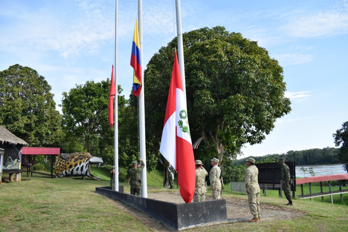 Ejercito_Div6's tweet photo. Colombia 🇨🇴 y Perú 🇵🇪 fortalecen su interoperabilidad militar en la Amazonía.

En el Fuerte Amazonas, sede de la #Brigada26 en Leticia, culminó con éxito este entrenamiento conjunto entre el @COL_EJERCITO y el @EjercitoPerú, con la participación de la #Brigada35.

Una alianza estratégica que consolida la seguridad en la frontera común y refuerza la cooperación binacional. 🤝

En video el comandante de la #Brigada26 Brigadier General Edilberto Cortés Moncada 👇🏻