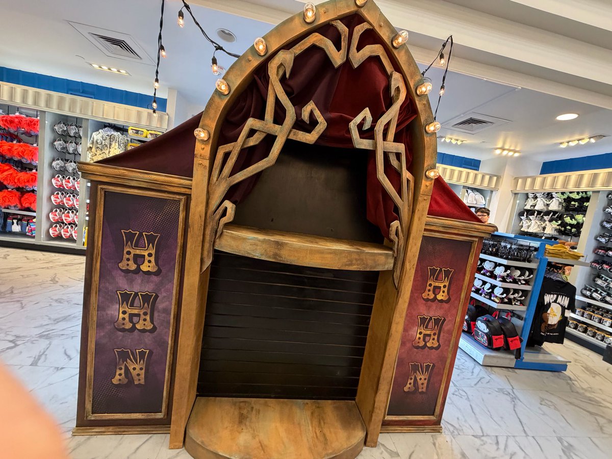 Inside Universal tweet media