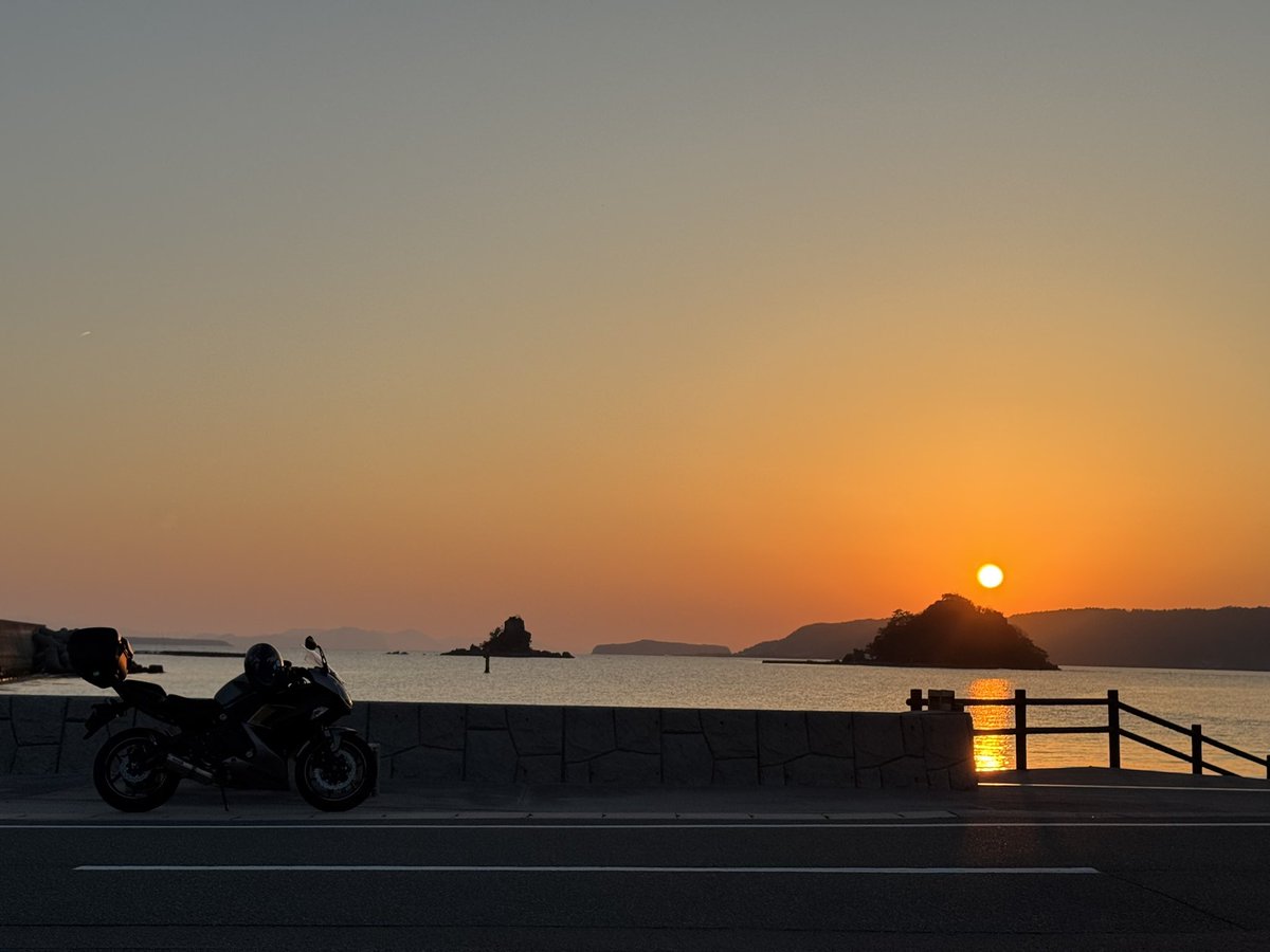 Hide86tt's tweet photo. 今日は仕事が早く終わったんで、久しぶりにバイクに乗って道の駅まで散歩しました〜
夕陽が綺麗で得した気分！ https://t.co/mwcWj83UCF