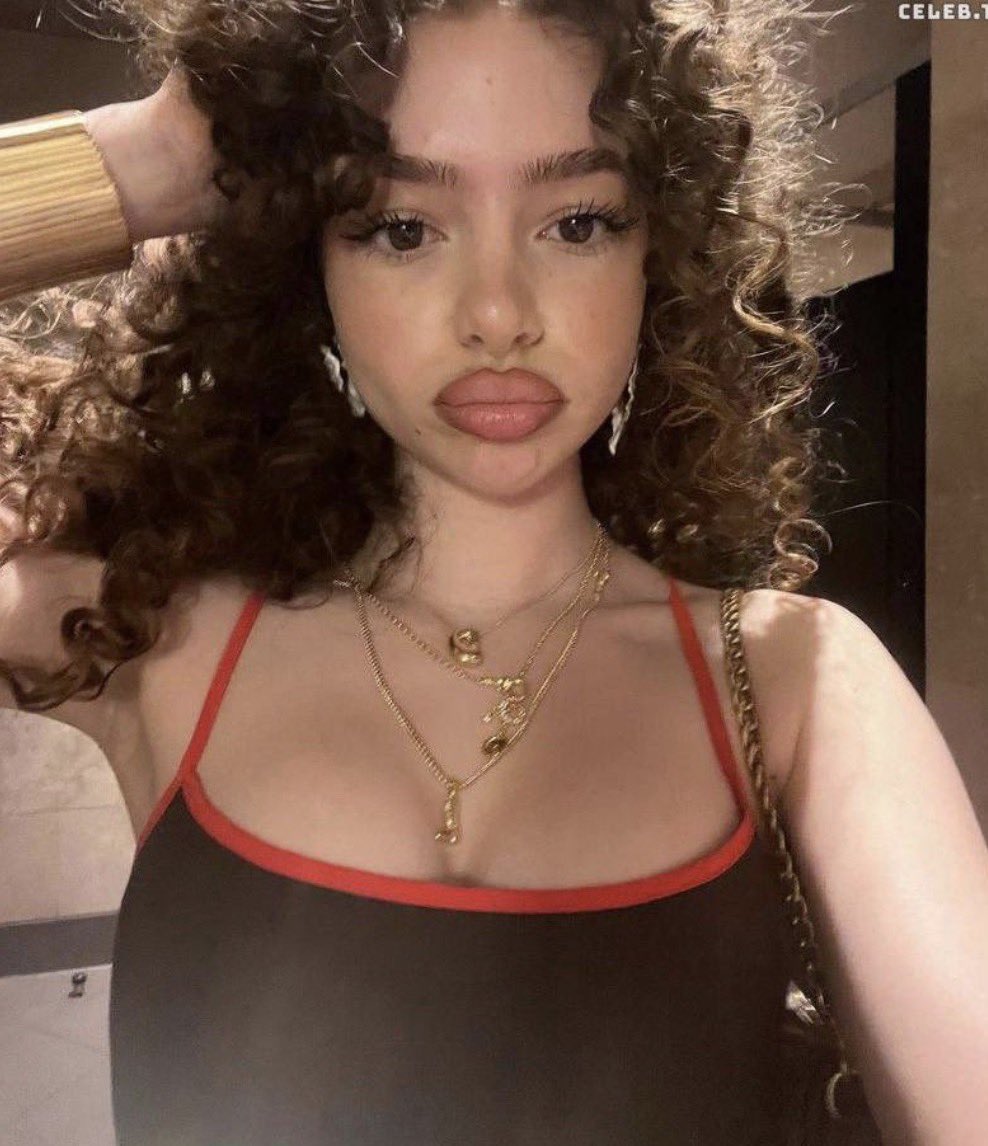 yeahyeah2035's tweet photo. I’m currently feeding please cum and bully me all you need is to be mean and talkative please just bully me degrade me humiliate me 

Mwah 💋👄🥰
#wankbattle #wankchat #goon #feeder #feed #kalogeras #kalogersisters https://t.co/fW6TsWBiip