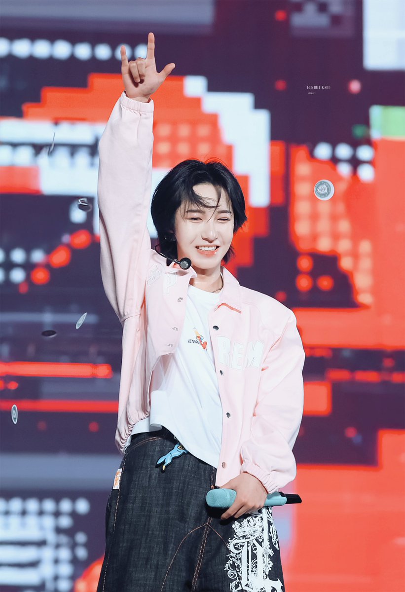 𝙍 𝙄𝙉 𝙏𝙃𝙀 𝙇𝙄𝙂𝙃𝙏. tweet media