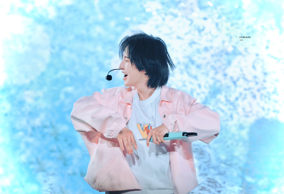 𝙍 𝙄𝙉 𝙏𝙃𝙀 𝙇𝙄𝙂𝙃𝙏. tweet media