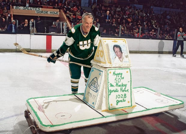 hockey_vintage's tweet image. Happy birthday to the late HHOFer Gordie "Mr. Hockey" Howe who was born ON THIS DAY in hockey history (March 31, 1928):

4-time Stanley Cup Champion
2-time Avco Cup Champion
6-time Hart Trophy Winner
6-time Art Ross Trophy Winner
5-time NHL Goal Leader
23-time NHL Allstar