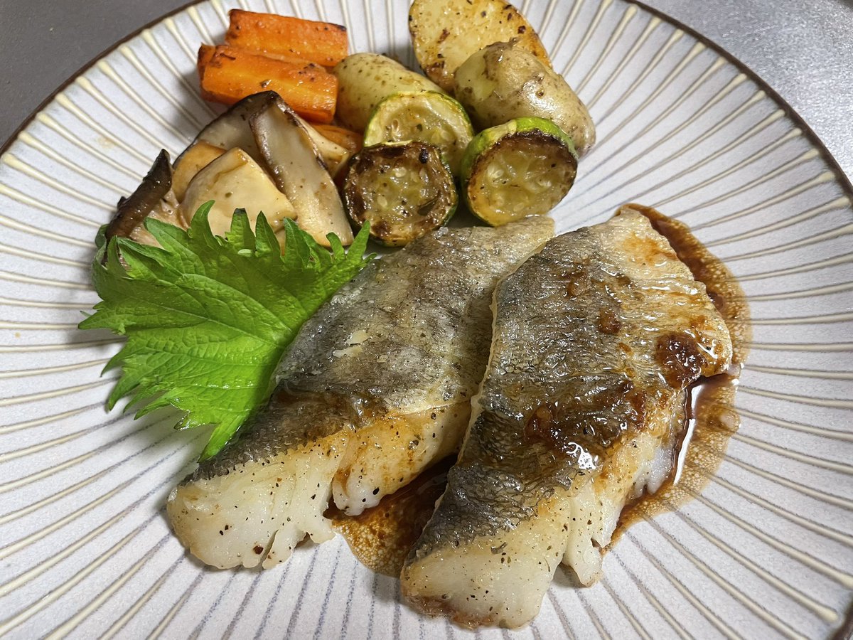 Tomo_Mrk3B01's tweet image. Cooking the main for #dinner , Cod fish meunière with Shoyu &amp;amp; lemon butter sauce is done!
Here’s the most successful one I ever cooked. The skin is so crispy, yet the fish meat looks fluffy😋 And what’s more, the sauce goes well with this meunière!
#twinglish #cookingathome