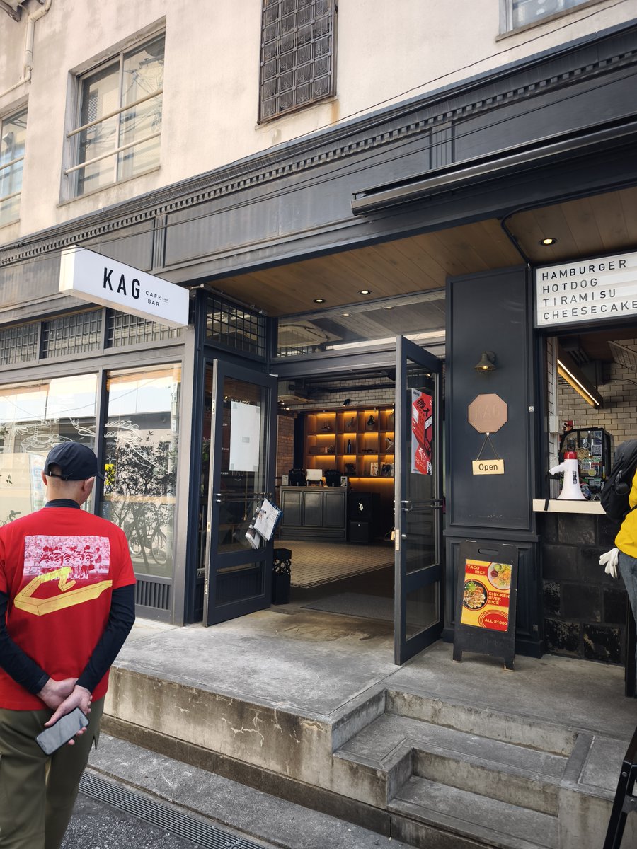 jack19998's tweet photo. 信号を渡ったところで一時休憩。KAGの狭い入口にどう搬入するか、模型を前に作戦を練る。 https://t.co/CWabhpaJC4