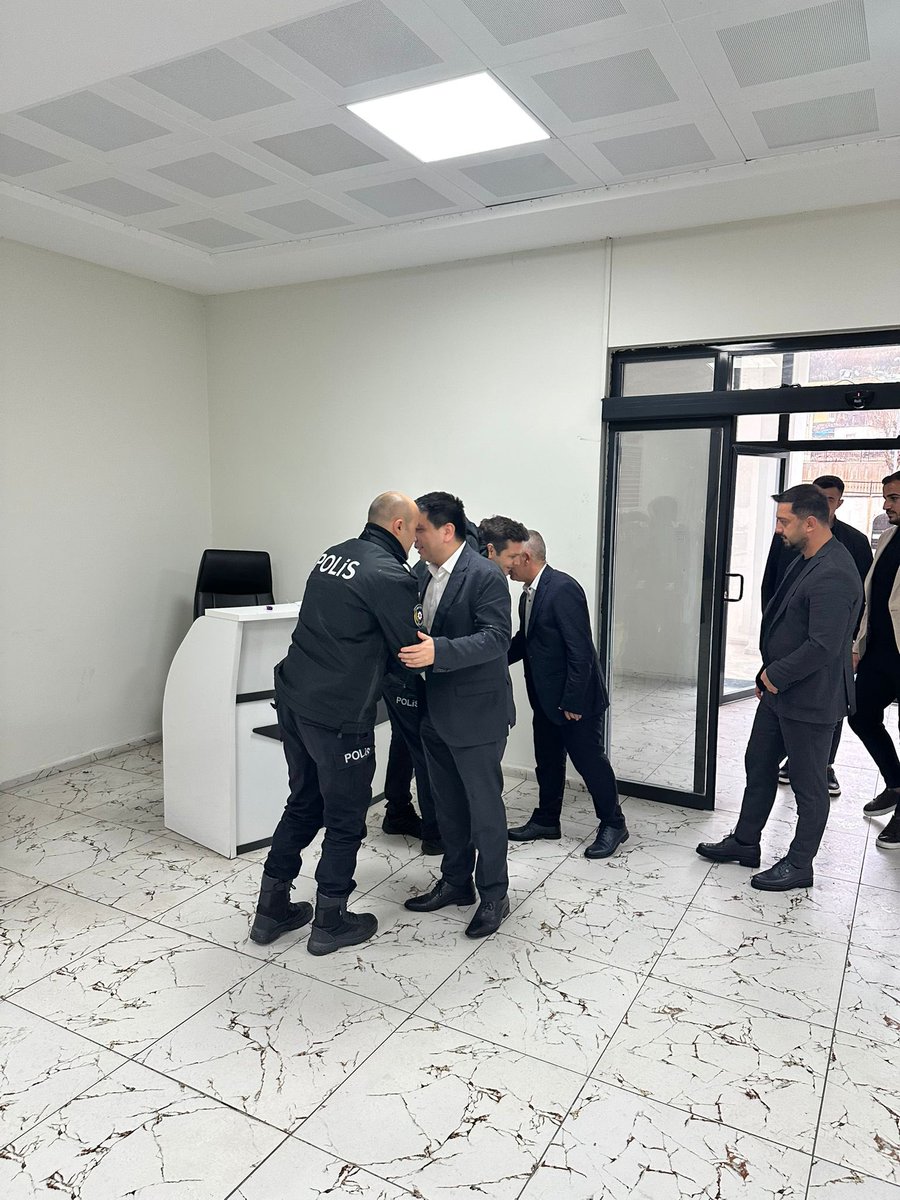 sirvankymkmligi's tweet photo. Kaymakamımız Sn. @aaaltintass, İlçe Protokolümüz ile birlikte muhtarlarımız ve vatandaşlarımızla bir araya gelerek, Ramazan Bayramlarını kutladılar. Ardından görevi başındaki Jandarma, Emniyet ve Sağlık çalışanlarımızın bayramlarını kutladılar. https://t.co/MYZvfsR6XJ