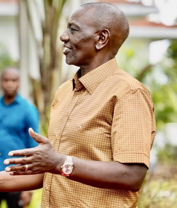 Mastardcesh's tweet photo. CONVINCE ME OR OTHERWISE:

This is was President William Ruto in 2022-2025 where used to have a 'CHEST-LIKE' ...

Less than 6 months, his health started worsening....Causing  questions.

Do you know The late Raila Odinga's health started worsening the last minute and speed up with only 5 months???

Now you know.

Kasongo might be suffering from the same disease.  Gas inhaled is same. 

X doctors are saying it is diabetic  while others doubt it may be the other one...si mnajua ni gani nasema.

Gym hufanya someone to look strong and health but not like Kasongo. Gymnasticians''  can explain this.