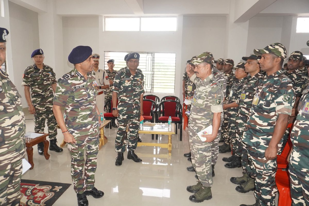 37BnSSB_INDIA's tweet photo. आज दिनांक 21/03/2026 को श्री संजय सिंघल महानिदेशक सशस्त्र सीमा बल,भारतीय पुलिस सेवा द्वारा मॉडल डिग्री कॉलेज हरसिंगा में स्थित 37 वीं वाहिनी की  चुनाव समवाय 709/ E , 23 वीं वाहिनी की चुनाव समवाय 709/B  व 709/C का भ्रमण कर चुनाव संबंधित हिदायतें  व दिशा- निर्देश दिया गया । https://t.co/dnai8X0FQa