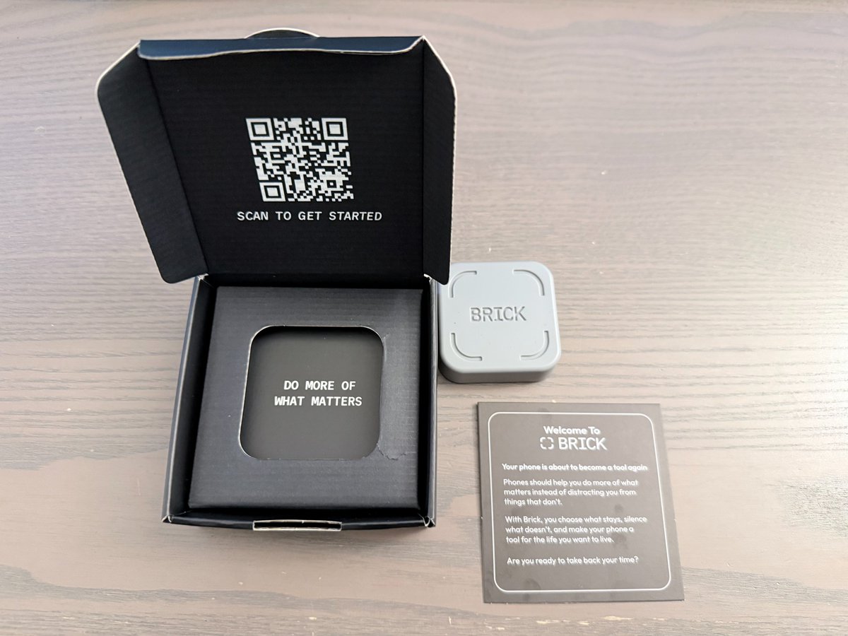 tokidoki_focus's tweet photo. Brickが届いた！📦✨

これ、専用アプリでブロックしたいアプリを選んで、本体にスマホをピッとするだけで「物理的に封印」できる最強のデジタルデトックス習慣。

意志の力に頼らず、環境をハックして時間をマネージメント。

#Brick #USCPA #デジタルデトックス https://t.co/ixL4Y2ee6p