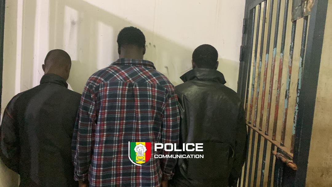 PoliceNationSN's tweet image. Parcelles Assainies U15. Un jeune homme a profité de la cécité de son grand-père pour lui dérober les bijoux en or de sa défunte épouse (valeur &amp;gt; 2M F CFA). L'enquête  a révélé : Vols répétés  filmés et proposés à des receleurs.  2 bijoutiers arrêtés pour recel.
#Vol #Proteger