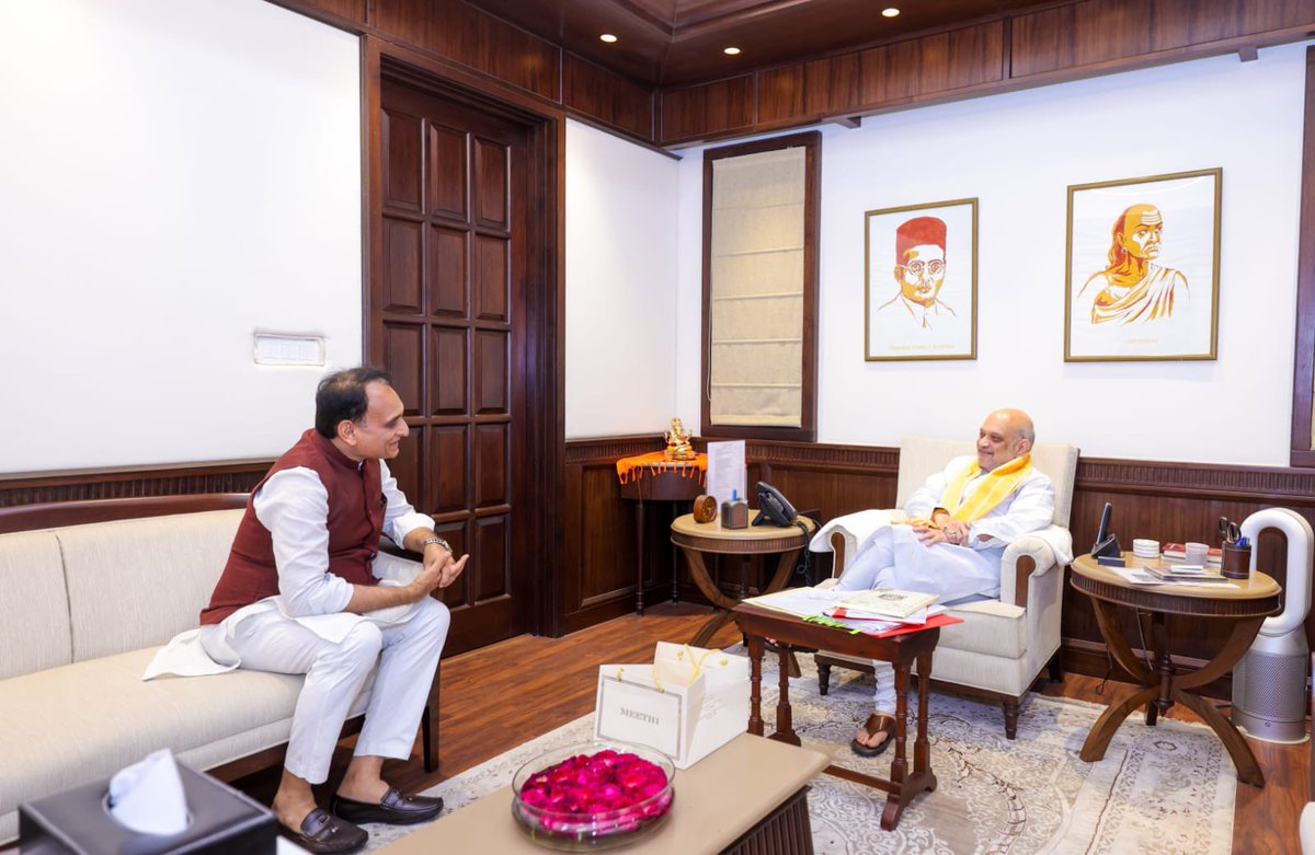 देश के माननीय गृह और सहकारिता मंत्री एवं अपने संकल्पों में दृढ़ता के प्रतीक आदरणीय श्री <a href="/AmitShah/">Amit Shah</a>  जी से शिष्टाचार भेंट ।