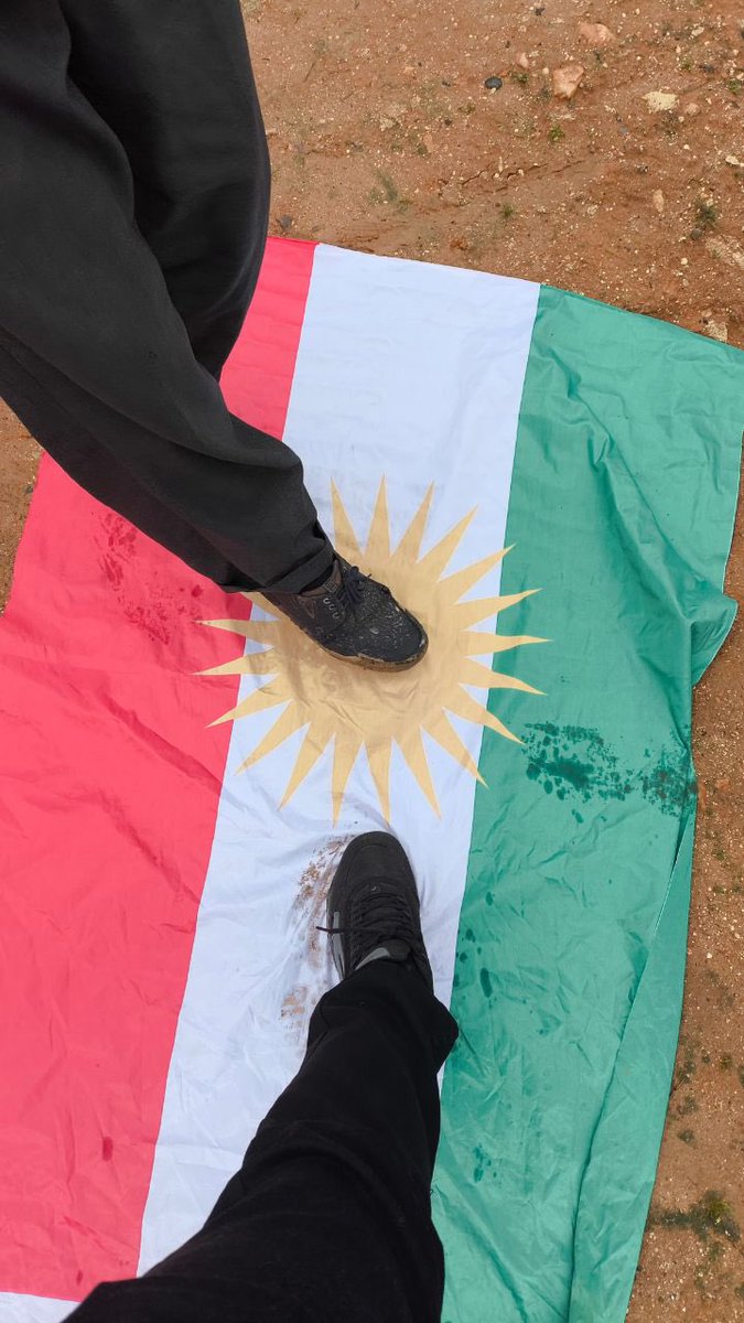 🚨 هام: تنويه للسكان الأكراد في سوريا بعدم رفع أي أعلام غير سورية لسلامتكم حيث يقوم الأهالي الغاضبين في حلب وريفها ومناطق متفرقة من سوريا بالهجوم على كل من يقوم بذلك انتفاضة لإهانة العلم السوري من مناصري حزب العمال الكردستاني في مدينة عين العرب والغضب مستمر وعالي جداً بحلب وريفها