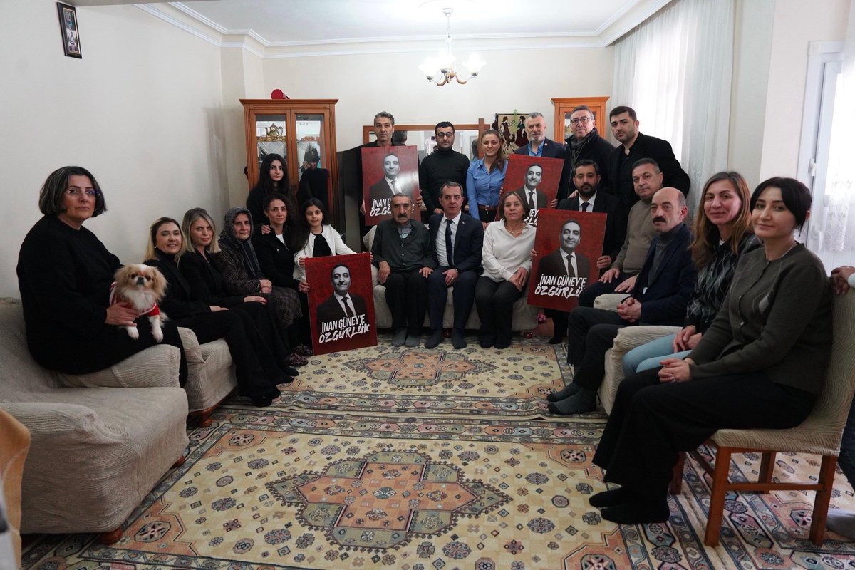 Hoş geldiniz…

Canım ailemi yalnız bırakmayan, vefasıyla güç veren tüm yol arkadaşlarıma, büyük Beyoğlu ailemize bayram ziyaretleri için teşekkür ediyorum. Bu ayrı geçirdiğimiz son bayram olsun. 

Dostlukla, dayanışmayla, elbet bir gün kucaklaşacağız...

İnan Güney
Silivri