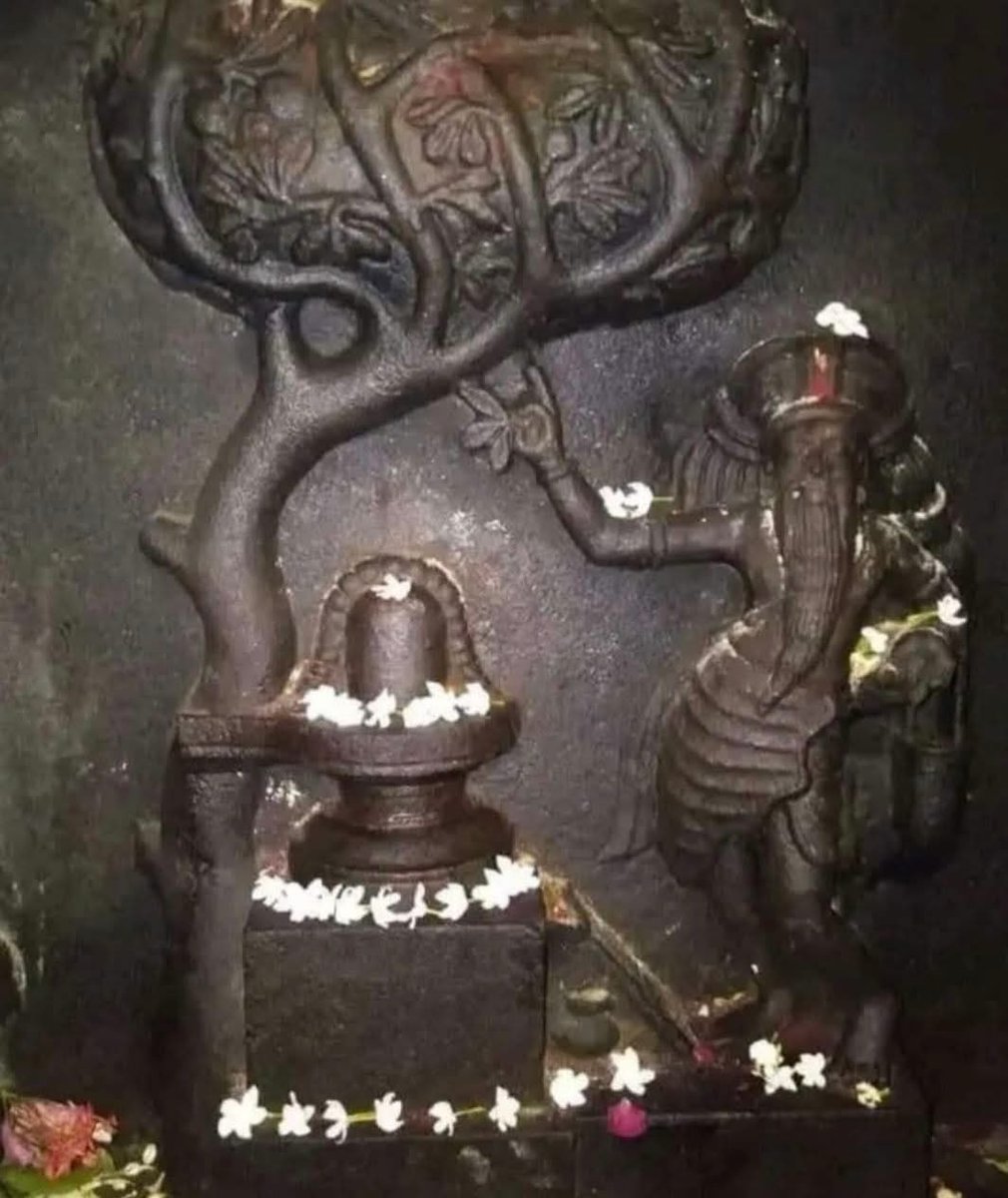 Lord Brahma gesturing towards Shiva lingam at Panchavarnaswamy Temple in Tiruchirappalli, Tamil Nadu 🙏🏼