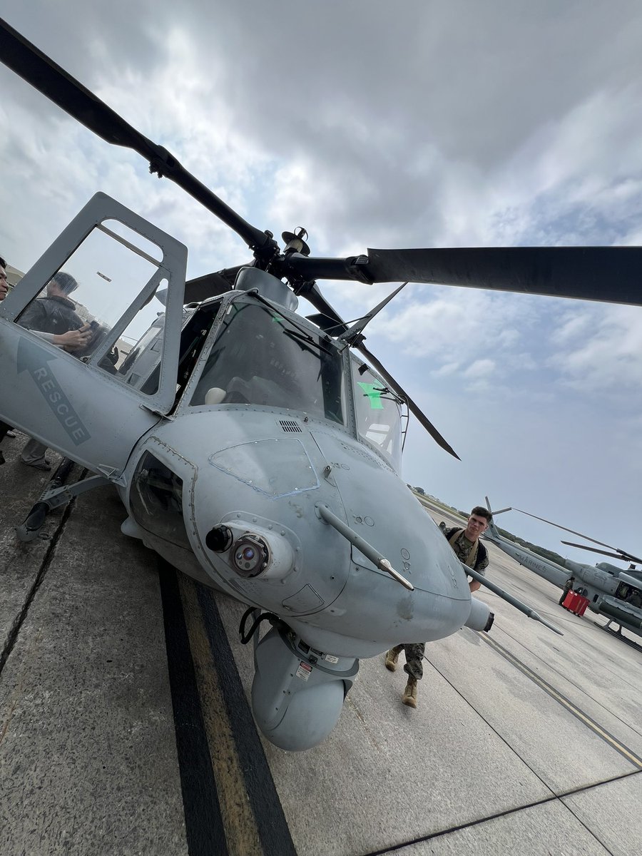 S43K111's tweet photo. 海兵隊太平洋基地で「SOCIAL MEDIA FOLLOWER DAY」に参加してきました！充実した濃い内容で普段は見られない基地内の生活や仕事も直接学べて、すごく貴重な時間でした。さらにチームで挑んだシューティングシミュレーターではまさかの1位を獲得！表彰までしてもらえて本当に嬉しかったです。#MCIPAC https://t.co/LQWgOTDxHu