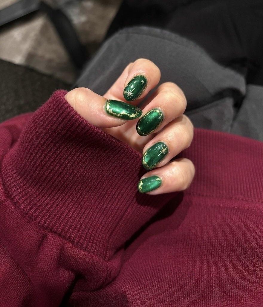 まってネイルかわいーでしょって投稿しようとしたら完全に今日1日季節外れクリスマスやってたことに気付いて恥ずかし過ぎる