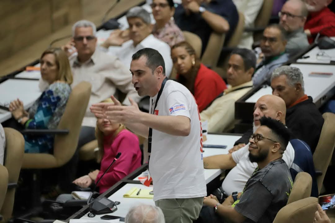 Que privilegio sentir el inmenso abrazo de solidaridad y amor de los representantes del #ConvoyNuestraAmérica que visitan nuestro país.#Cuba es un ejemplo para el mundo. #CubaNoEstáSola. <a href="/MINCEX_CUBA/">MINCEX🇨🇺</a>