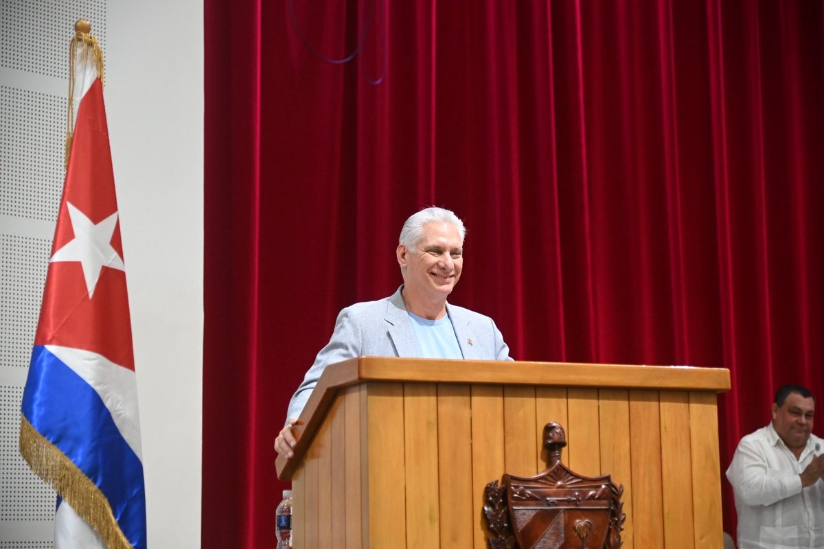 Miguel <a href="/DiazCanelB/">Miguel Díaz-Canel Bermúdez</a> : Aquí estamos discutiendo las causas de todos los pueblos del mundo, el presente y el futuro de ese mundo que queremos cambiar, ese mundo mejor que es posible como nos enseñó #Fidel. #LatiendoConFidel <a href="/DrRobertoMOjeda/">Dr. Roberto Morales Ojeda</a> <a href="/AlfreMene37409/">Alfre Menendez</a> <a href="/PartidoPCC/">Partido Comunista de Cuba</a>