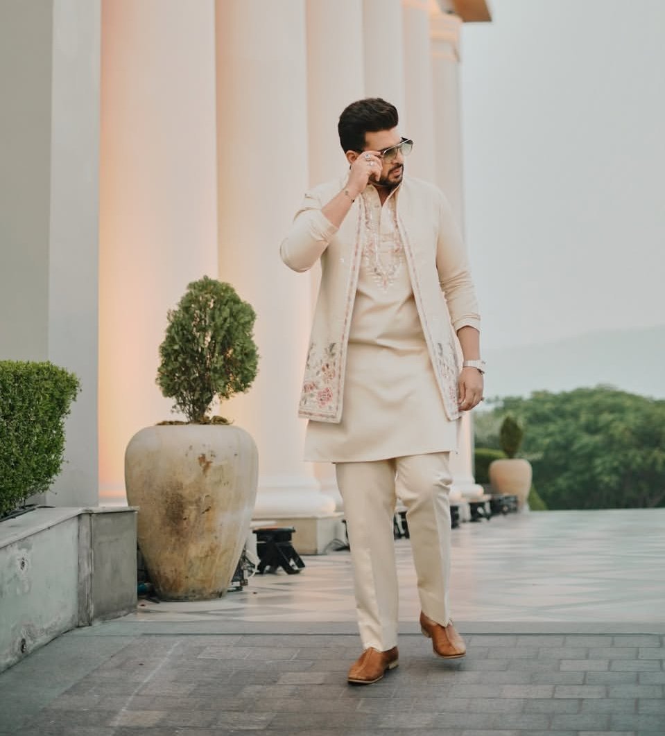 _adorable_karan's tweet photo. KaranKundrra is looking absolutely handsome and pyaara in this traditional avatar..😌Nobody carries ethnic wear with such effortless grace and style..!!😮‍💨😍

#KaranKundrra #TejRan https://t.co/aWeQ73kG37