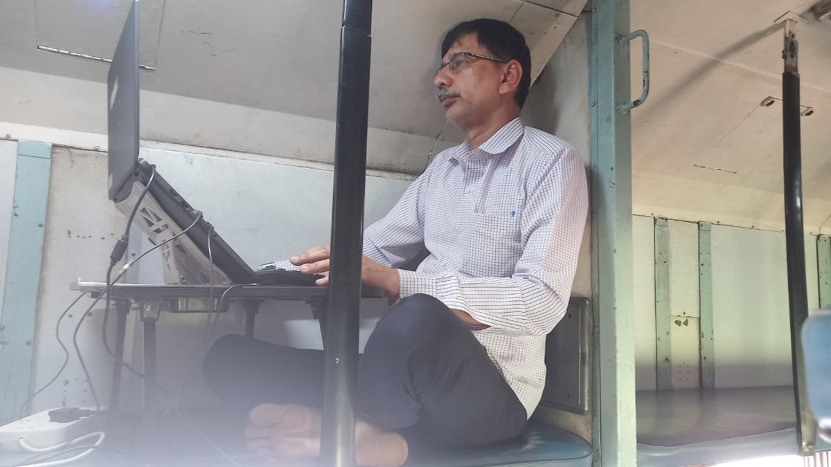 Sanatan Prabhat has been working relentlessly because every member dedicated to this Dharmic cause serves selflessly each day.

Here, we present an example of our senior correspondent, Shri. Ajay Kelkar (pic). While travelling between Kolhapur and Satara (MH), he continued