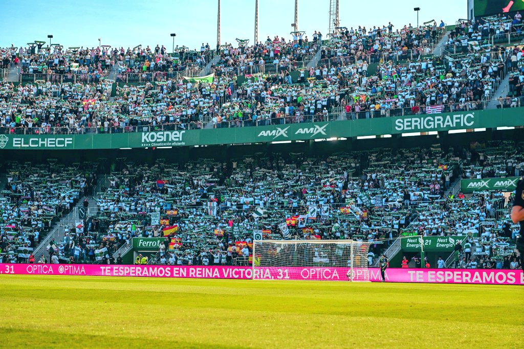 AmaroJonay's tweet photo. Si el Elche se queda en Primera División, que nadie olvide como está creciendo el sentimiento ilicitano en el Martínez Valero. 

Siempre lleno, siempre confiando y siempre sufriendo. La identidad que se está creando es FUNDAMENTAL. 

No solo es Febas o Valera, también SON ELLOS. https://t.co/4AMHH1YvT5
