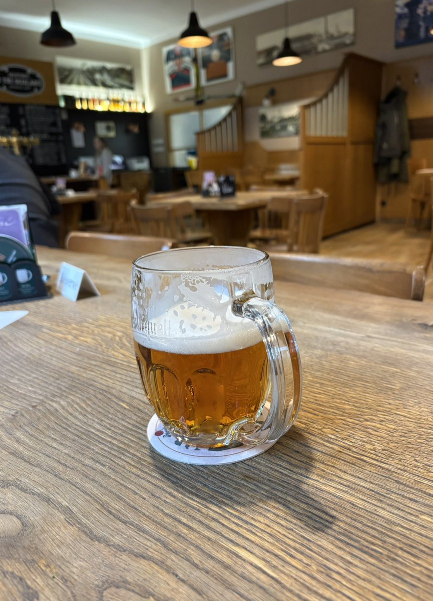 Zhýralej chlápek tweet media