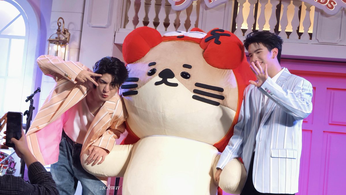 SCHWNSiGHT tweet media