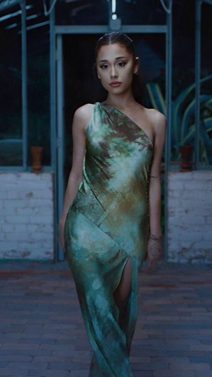 Ariana Grande's FACE card is so good it has the potential to save any falling economy