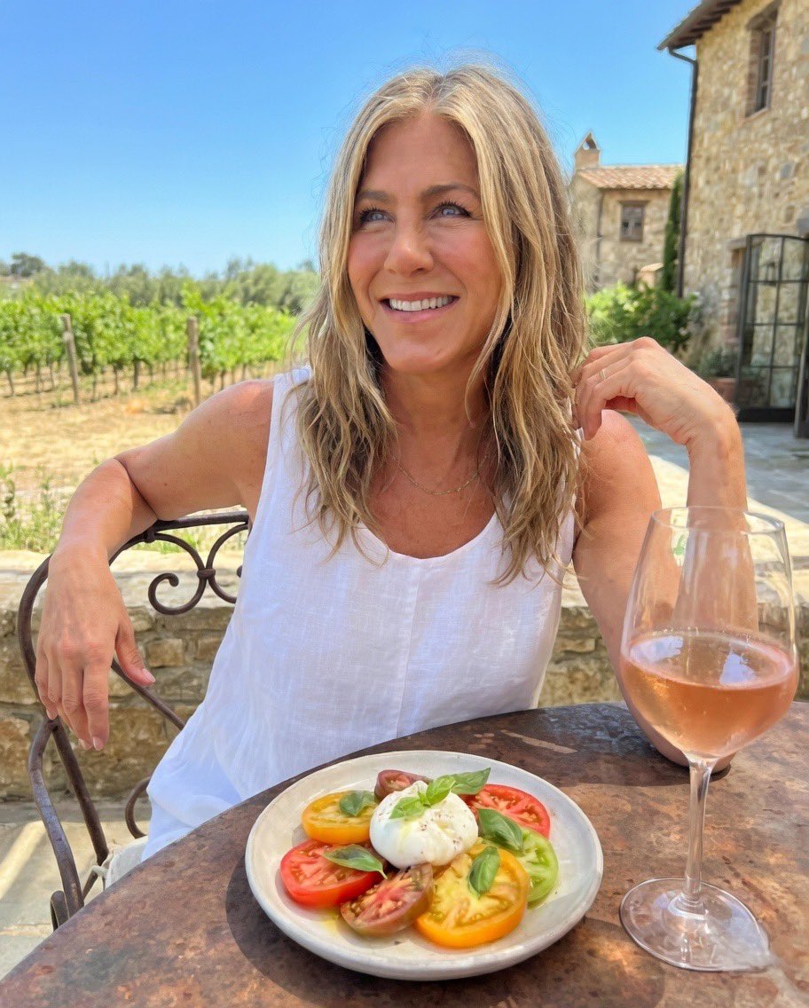 There’s something about the early morning light that reminds me how lucky I am—family, friends, and all of you who show so much love every day. I don’t take it for granted. ☀️