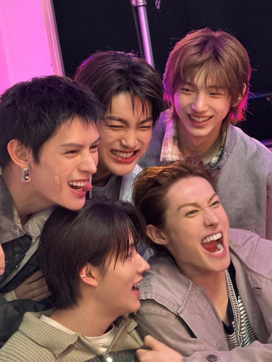 aj IS GREEN tweet media