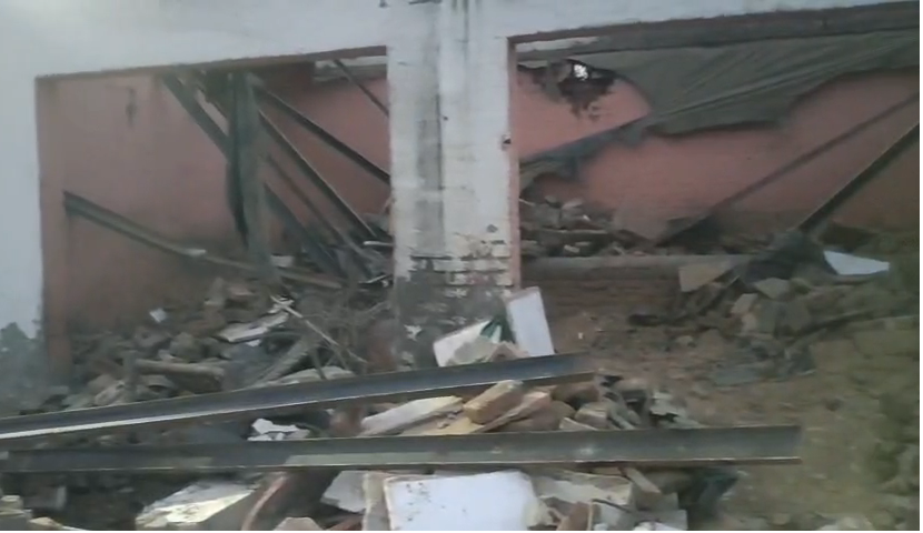 bstvlive's tweet image. हापुड़: 2 मंजिला मकान की छत गिरी

➡छत के मलबे में दबे दंपति
➡पति-पत्नी घायल, अस्पताल में भर्ती
➡थाना बहादुरगढ़ क्षेत्र का मामला

#Hapur #UPNews #BuildingCollapse @hapurpolice