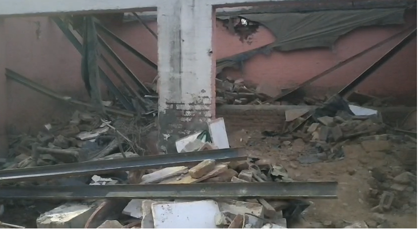 bstvlive's tweet image. हापुड़: 2 मंजिला मकान की छत गिरी

➡छत के मलबे में दबे दंपति
➡पति-पत्नी घायल, अस्पताल में भर्ती
➡थाना बहादुरगढ़ क्षेत्र का मामला

#Hapur #UPNews #BuildingCollapse @hapurpolice