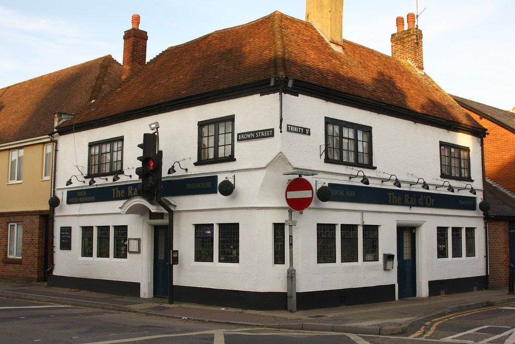 GBbooze's tweet image. The Rai d’Or, Brown Street, #Salisbury 🍻
Rydedorre Inn (later the Star and now the Rai d’Or)
A 13th-Century Grade II listed building and probably the city's oldest inn. The property was bequeathed to the Trinity Hospital in 1370.
