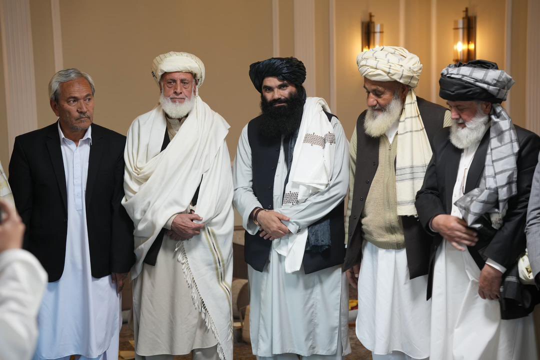 khalidzadran01's tweet photo. ښاغلی حامد کرزی او ګڼ شمېر پخواني مسؤلین د کورنیو چارو وزیر قدرمن خلیفه صاحب ته د اختر مبارکۍ او وروستیو حوادثو په پار راغلي وو. 
په لیدنه کې د افغانانو پر وحدت، د افغانستان ملي واکمنۍ او ځمکنۍ بشپړتیا ساتنې باندې ټینګار وشو او په وروستیو  بمباریو کې د شهیدانو ارواو ته دعاوې وشوې https://t.co/a6fk3tqIbP