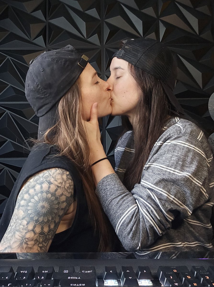 WATCHHOLLIE tweet media