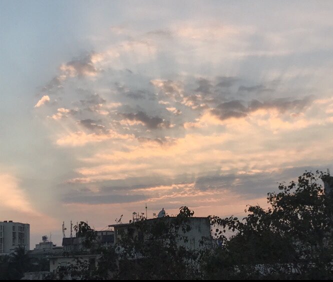 SiddhiSankalkar's tweet image. Nature never leaves a chance to shine
Even after a storm it knows how to align
No one can replicate this exquisite design
Evenings like these and I am on cloud nine

#poetry
#RandomThoughts
#Clouds