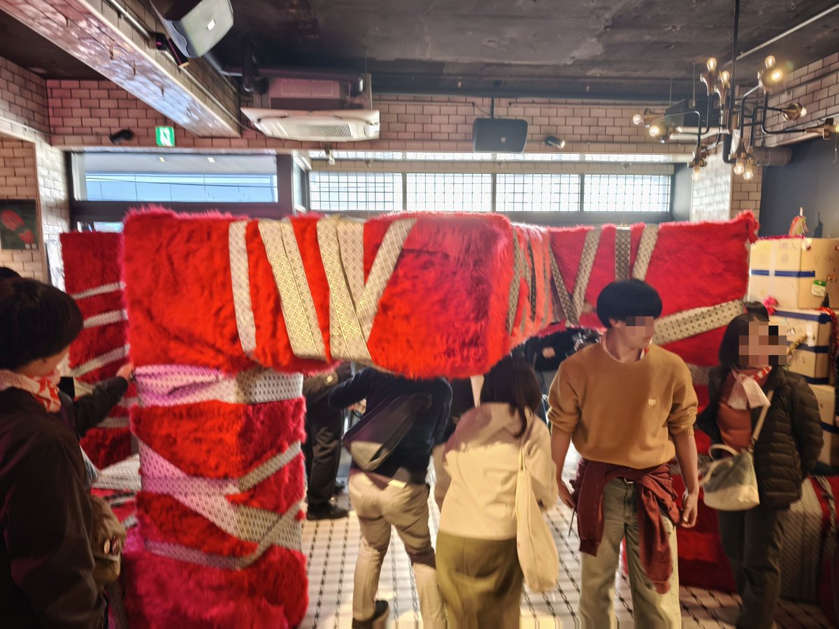 jack19998's tweet photo. 14:30ごろに搬入完了。意外とすんなりというか、主催者が考えていたよりずっと早い時間に終わってしまったそうだ。
この後、休憩をはさんで参加者たちを交えたトークも行われた。
おつかれさまでした。

KAG3階の「危（木）口統之展」は明日22日まで。
https://t.co/jqVG4hQCLf https://t.co/5oD3JiPlPA