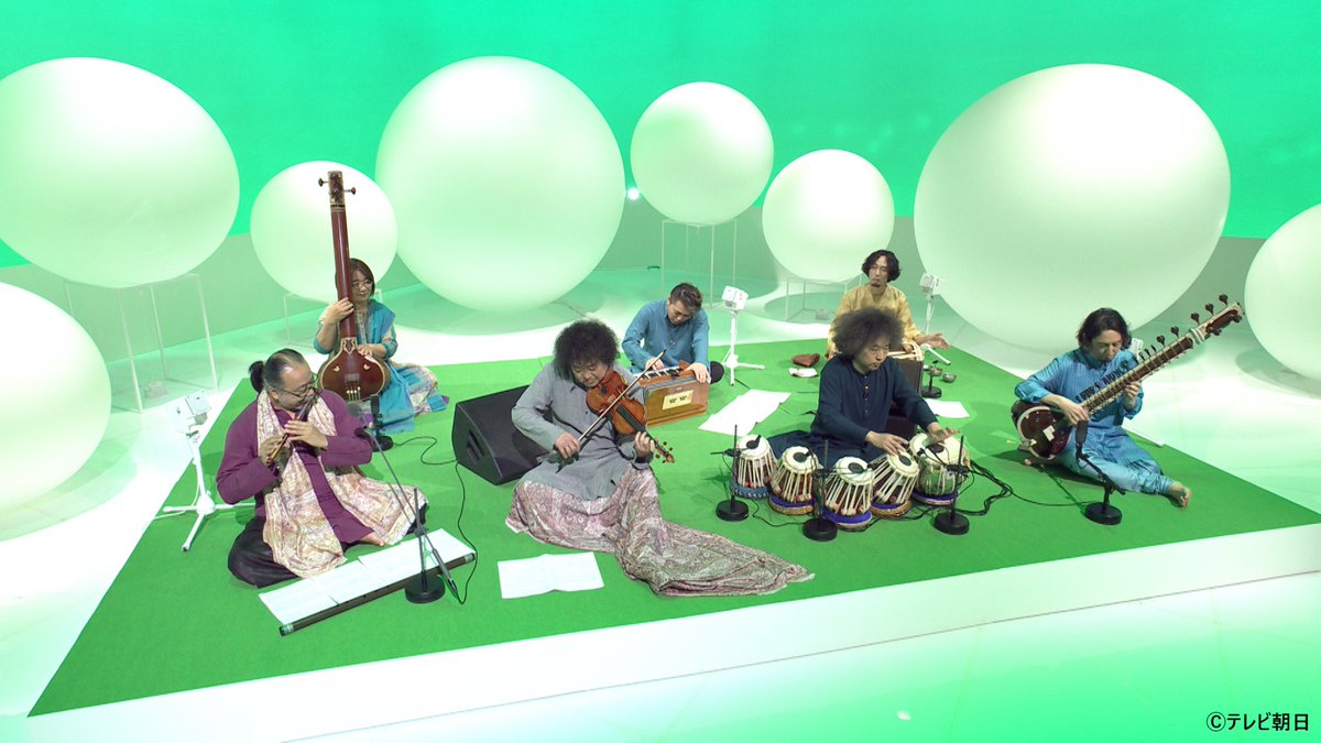 igatakurou's tweet photo. 来週に題名のない音楽会
葉加瀬さんが坂本龍一さんを弾く音楽会Vol2、
アレンジと各種演奏で乗ってます。
たくさんメトロノームが並んでて楽しいです。

ハルモニウムは武藤さんにお借りしました。ありがとうございます。
すごく楽しかったのでシュルティボックス買いました(？) https://t.co/hlvCNcAQ0N