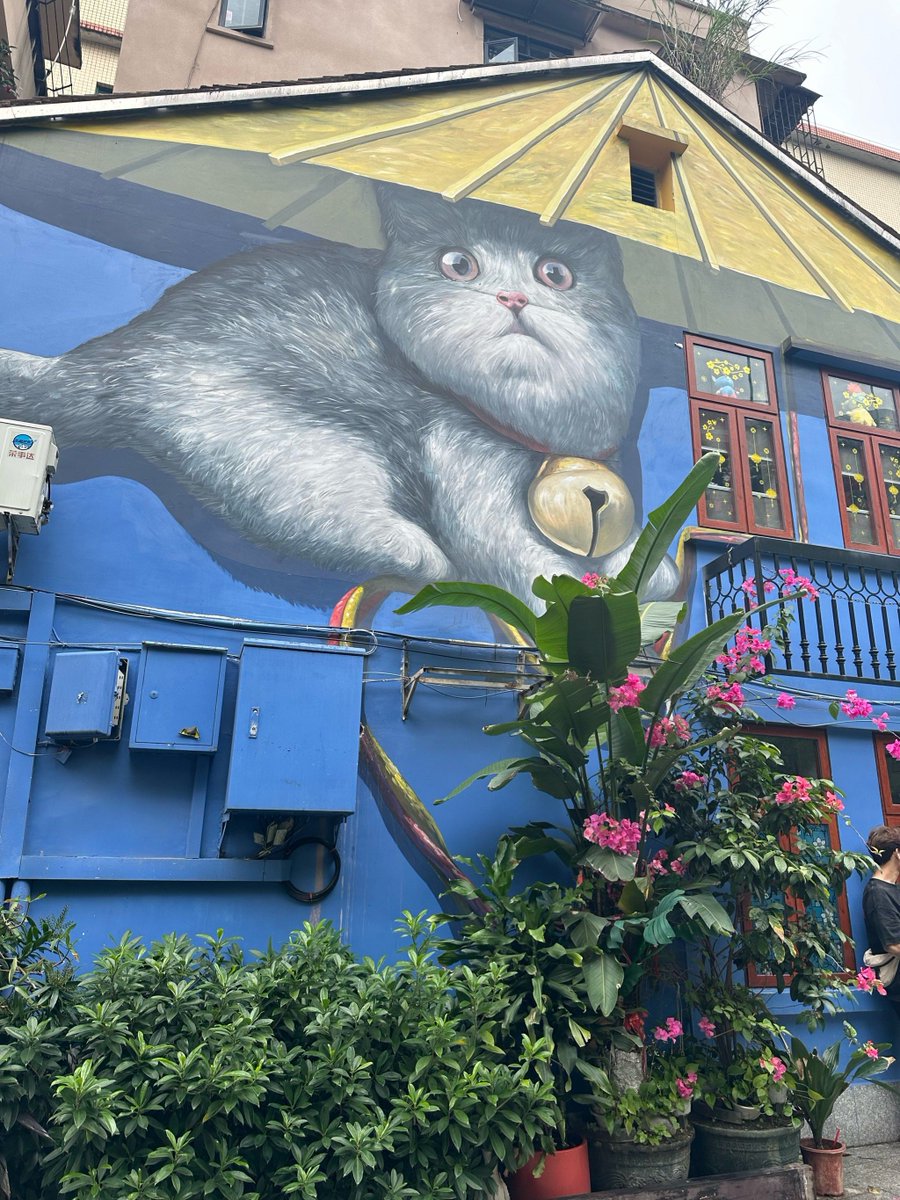 blink_paramore's tweet photo. Spotted a street artist turning a dull wall into magic—swirls of color, a grinning cat, and passersby pausing to smile. Urban charm at its best! https://t.co/j97K1lQf3H